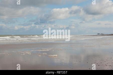 Une breezy day sur west runton beach à la jetée de Cromer vers Banque D'Images