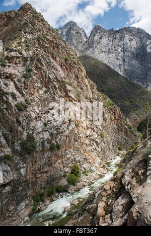 Ruisseau de montagne traversant le paysage rocheux, Kings Canyon National Park, California, USA Banque D'Images