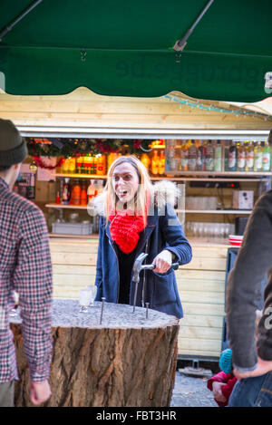 Jeu potable moignon dans marché de Noël à Bruges Banque D'Images