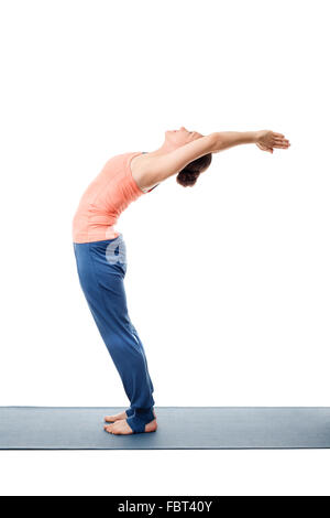 Mettre en place des pratiques sportives femme Anuvittasana asanas de yoga Banque D'Images