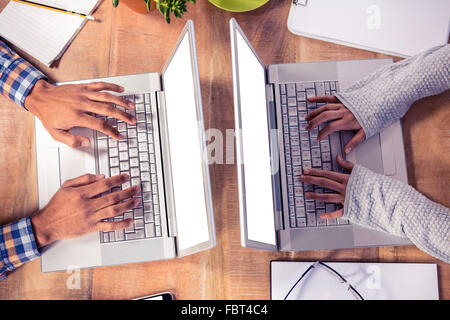 Vue de dessus de hands typing on laptop keyboard Banque D'Images