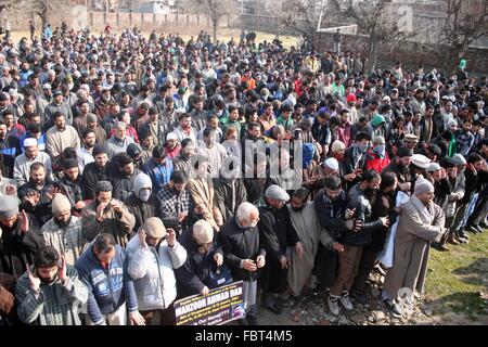 Srinagar, au Cachemire indien. 19 Jan, 2016. Les hommes musulmans du Cachemire offrent des prières funéraires par contumace de Manzoor Ahmad Dar, 14 ans après sa disparition forcée dans la banlieue de Srinagar, la capitale d'été du Cachemire indien, 19 janvier 2016 Crédit : Basit zargar/Alamy Live News Banque D'Images