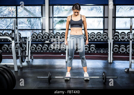 Fit woman se préparer pour l'exercice d'barebell Banque D'Images