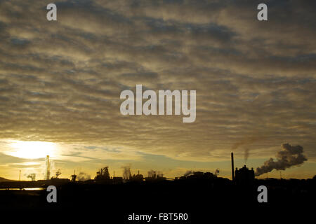 Tata Steel works, Port Talbot, Pays de Galles, Royaume-Uni. 19 janvier 2016. L'aube sur Tata Steel works, Port Talbot, après ce qui a été un jour précédent difficile pour les travailleurs de l'usine. Tata Steel a annoncé hier que 750 licenciements serait faite au Port Talbot Steel Works, et 300 autres pertes d'ailleurs au Royaume-Uni. Credit : Haydn Denman/Alamy Live News Banque D'Images