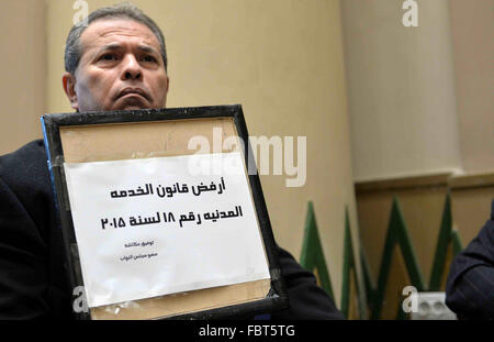 Le Caire, Égypte. 19 Jan, 2016. Saïd Okacha Tawfiq, un présentateur de télévision qui a été élu au parlement, est assis dans une antichambre et détient des banderoles contre le droit de la fonction publique au cours d'une session parlementaire, au Caire (Egypte) en 19 janvier 2016 © Amr Sayed/APA/Images/fil ZUMA Alamy Live News Banque D'Images