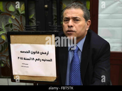 Le Caire, Égypte. 19 Jan, 2016. Saïd Okacha Tawfiq, un présentateur de télévision qui a été élu au parlement, est assis dans une antichambre et détient des banderoles contre le droit de la fonction publique au cours d'une session parlementaire, au Caire (Egypte) en 19 janvier 2016 © Amr Sayed/APA/Images/fil ZUMA Alamy Live News Banque D'Images