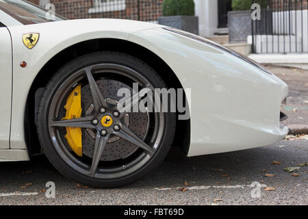 Avant d'une Ferrari 458 spider blanche Banque D'Images