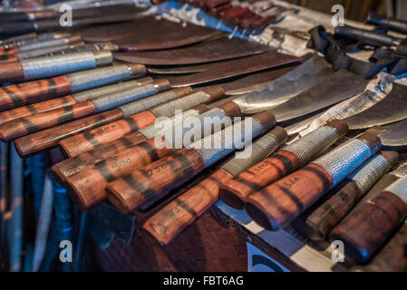 Armes dont des couteaux traditionnels fabriqués à la main à vendre sur le marché à l'Heritage Village Naga. Le Nagaland, Inde. Banque D'Images