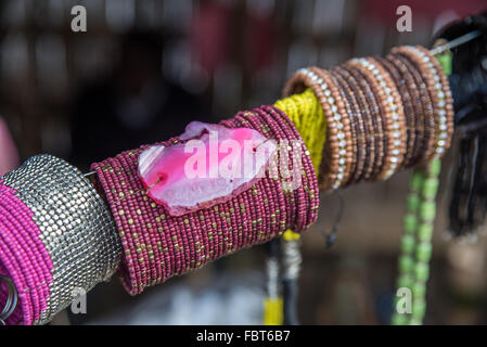 Bracelets en perles à vendre sur le marché à l'Heritage Village Naga. Le Nagaland, Inde. Banque D'Images