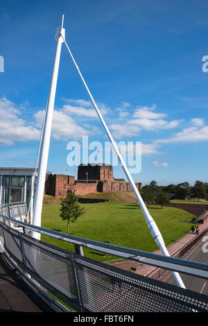 Le château de Carlisle, de Millennium Bridge, Cumbria, dans le Nord de l'Angleterre, Royaume-Uni Banque D'Images