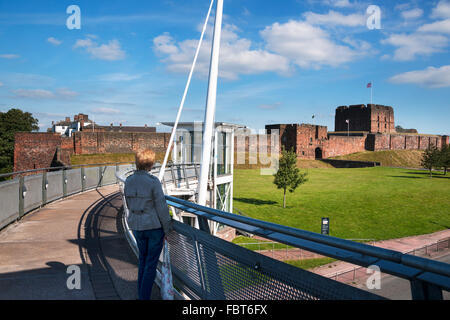 Le château de Carlisle, de Millennium Bridge, Cumbria, dans le Nord de l'Angleterre, Royaume-Uni Banque D'Images