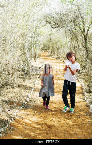 Les enfants à marcher ensemble sur le chemin Banque D'Images