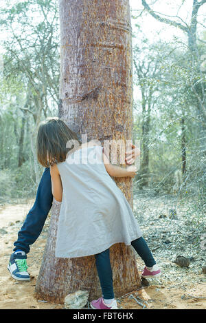 Les enfants jouent à cache-cache dans les bois Banque D'Images