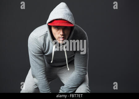 Studio portrait de jeune mec cool à la recherche dans les vêtements de sport. Banque D'Images