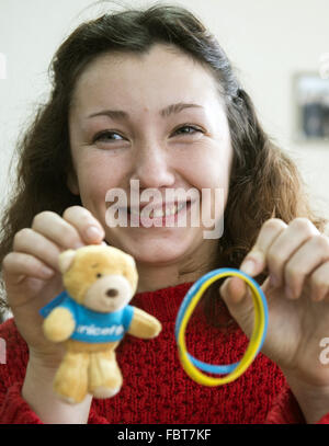 Kharkiv, Ukraine. 19 Jan, 2016. Étudiant de 21 ans Anna présente un ours de l'UNICEF au cours d'une visite de Daniela Schadt (non représentée), partenaire de Président allemand Joachim Gauck, à la clinique de la jeunesse à Kharkiv, Ukraine, 19 janvier 2016. La clinique soutenue par l'Organisation des Nations Unies pour l'enfance (UNICEF) offre une assistance psychologique, soins de santé et des drogues et la prévention du VIH pour les adolescents et jeunes adultes âgés de 15 à 24 ans. Photo : SOEREN STACHE/dpa/Alamy Live News Banque D'Images