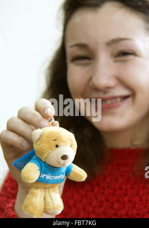 Kharkiv, Ukraine. 19 Jan, 2016. Étudiant de 21 ans Anna présente un ours de l'UNICEF au cours d'une visite de Daniela Schadt (non représentée), partenaire de Président allemand Joachim Gauck, à la clinique de la jeunesse à Kharkiv, Ukraine, 19 janvier 2016. La clinique soutenue par l'Organisation des Nations Unies pour l'enfance (UNICEF) offre une assistance psychologique, soins de santé et des drogues et la prévention du VIH pour les adolescents et jeunes adultes âgés de 15 à 24 ans. Photo : SOEREN STACHE/dpa/Alamy Live News Banque D'Images