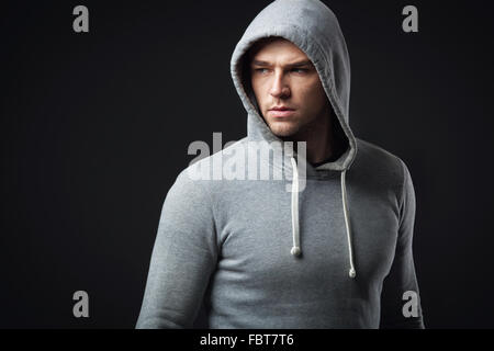 Studio portrait de jeune mec cool à la recherche dans les vêtements de sport. Banque D'Images