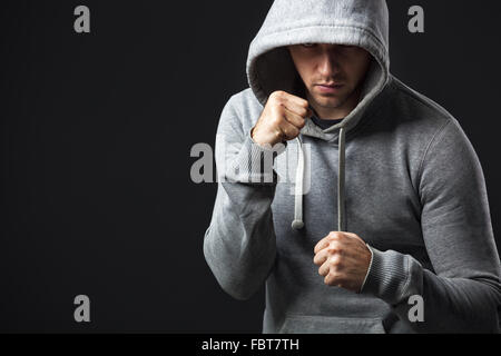 Studio portrait de brutale à la jeune mec prêt à combattre. Banque D'Images