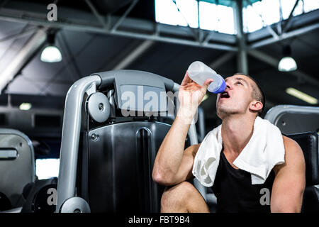 L'eau potable l'homme musclé Banque D'Images