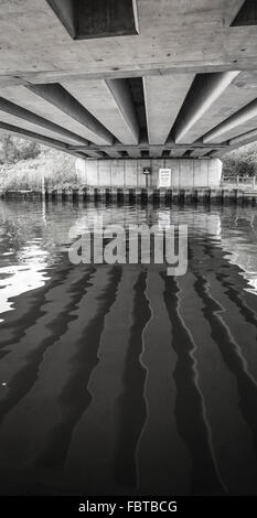 Rivière Waveney, Beccles, sous le pont. Banque D'Images