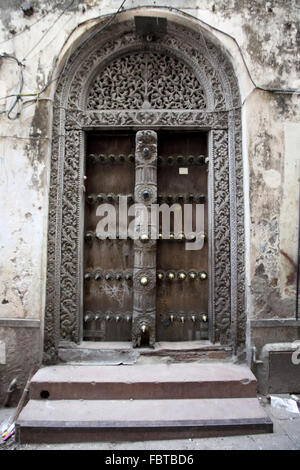 Porte arabe typique à Stone Town Banque D'Images