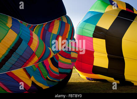 Le couvert des deux montgolfières d'être gonflé à proximité Banque D'Images