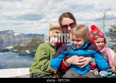 Mère et enfants à Crater Lake National Park, Oregon, USA Banque D'Images