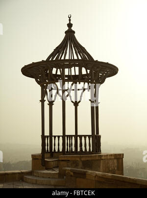 Fer à repasser ancien lieu d'affichage dans la Citadelle du Caire en Égypte donnant sur une ville de smog et misty Banque D'Images