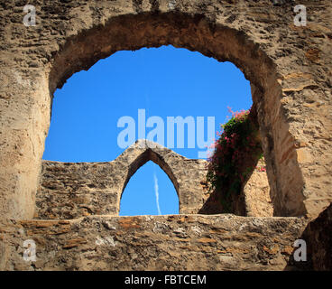 Avis d'une ancienne arche de Mission San Juan au Texas avec les avions à réaction modernes trail in sky Banque D'Images