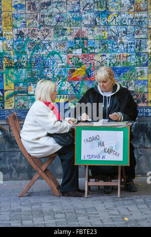 Fortune Teller sur la rue Arbat, Moscou, Russie Banque D'Images