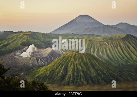Volcan Bromo site durant le lever du soleil Banque D'Images