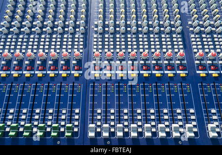 Grande console de mixage dans une scène de concert Banque D'Images