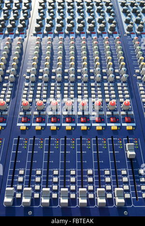 Grande console de mixage dans une scène de concert Banque D'Images