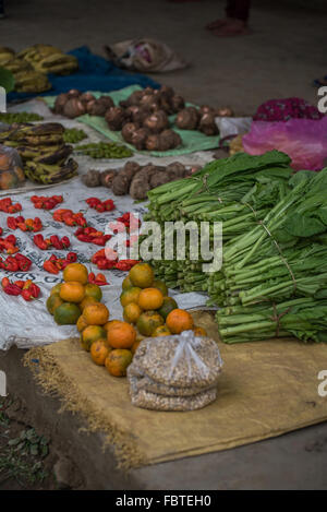 Marché de bord de route. Méticuleusement disposés et mesurés des quantités de fruits et légumes frais. Inde Banque D'Images