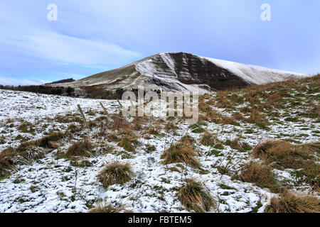 Neige sur Mam Tor près de Castleton, Derbyshire, Peak District National Park, Angleterre, Royaume-Uni. Banque D'Images