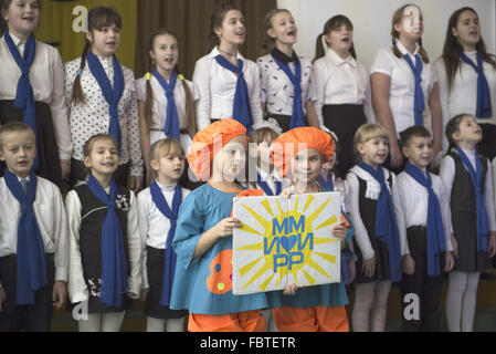 Kharkiv, Ukraine. 19 Jan, 2016. Les élèves de l'école 52 chanter comme deux d'entre eux sont titulaires d'un signe qui se lit 'MIR' (lit. la paix) au cours d'une visite de Daniela Schadt (non représentée), partenaire de Président allemand Joachim Gauck, à l'école à Kharkiv, Ukraine, 19 janvier 2016. Les enfants de réfugiés des zones de conflit du pays sont également présents à cette école. Photo : SOEREN STACHE/dpa/Alamy Live News Banque D'Images