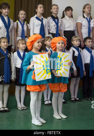 Kharkiv, Ukraine. 19 Jan, 2016. Les élèves de l'école 52 chanter comme deux d'entre eux sont titulaires d'un signe qui se lit 'MIR' (lit. la paix) au cours d'une visite de Daniela Schadt (non représentée), partenaire de Président allemand Joachim Gauck, à l'école à Kharkiv, Ukraine, 19 janvier 2016. Les enfants de réfugiés des zones de conflit du pays sont également présents à cette école. Photo : SOEREN STACHE/dpa/Alamy Live News Banque D'Images