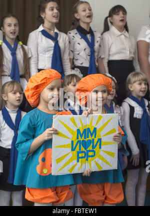 Kharkiv, Ukraine. 19 Jan, 2016. Les élèves de l'école 52 chanter comme deux d'entre eux sont titulaires d'un signe qui se lit 'MIR' (lit. la paix) au cours d'une visite de Daniela Schadt (non représentée), partenaire de Président allemand Joachim Gauck, à l'école à Kharkiv, Ukraine, 19 janvier 2016. Les enfants de réfugiés des zones de conflit du pays sont également présents à cette école. Photo : SOEREN STACHE/dpa/Alamy Live News Banque D'Images