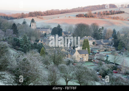 L'hiver glacial matin surplombant Naunton. Cotswolds, Gloucestershire, Angleterre Banque D'Images