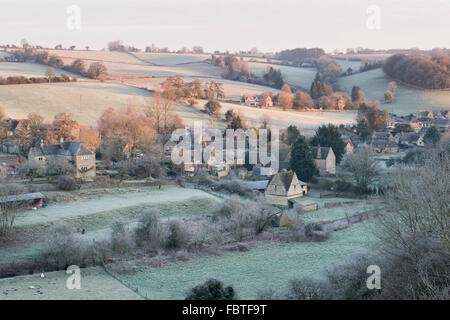 L'hiver glacial matin surplombant Naunton. Cotswolds, Gloucestershire, Angleterre Banque D'Images