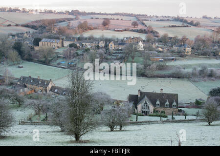 L'hiver glacial matin surplombant Naunton. Cotswolds, Gloucestershire, Angleterre Banque D'Images