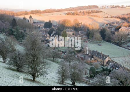 L'hiver glacial matin surplombant Naunton. Cotswolds, Gloucestershire, Angleterre Banque D'Images