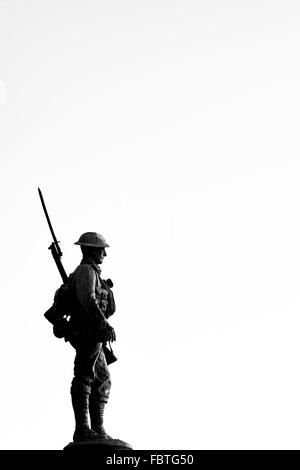 Silhouette de la statue du soldat. La seconde guerre mondiale, 1 et 2 du monument. Evesham, Worcestershire, Angleterre. Le noir et blanc Banque D'Images