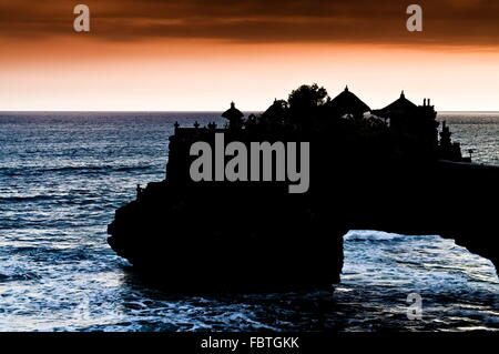 Temple de Tanah Lot au coucher du soleil Banque D'Images