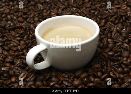 Les grains de café dans la tasse de café Banque D'Images