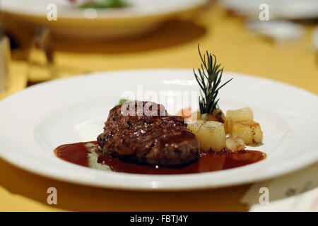 Close-up de steak avec sauce et pommes de terre sur la plaque Banque D'Images