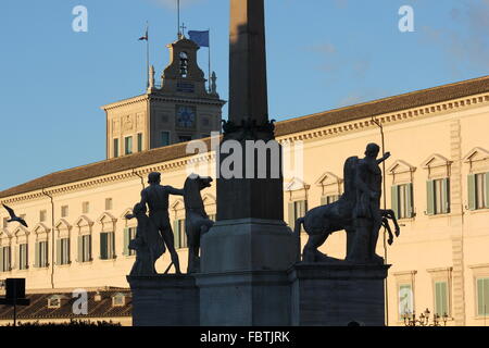 ROME, ITALIE - 30 décembre 2014 : obélisque de Montecitorio à Rome, avec la Chambre des Députés italienne, bâtiment en arrière-plan Banque D'Images