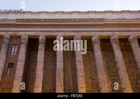 ROME, ITALIE - 30 décembre 2014 : colonnade du temple d'Hadrien à Rome la lumière au coucher du soleil Banque D'Images