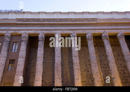 ROME, ITALIE - 30 décembre 2014 : colonnade du temple d'Hadrien à Rome la lumière au coucher du soleil Banque D'Images