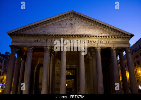 ROME, ITALIE - 30 décembre 2014 : Panthéon des capacités au crépuscule à Rome, architectural view avec aucun peuple Banque D'Images